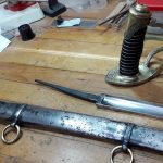 Positionnement dans la poignée et traitement du fourreau