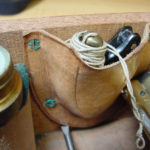 Le théodolite avant restauration, gros-plan sur le cuir et les fixations en laiton